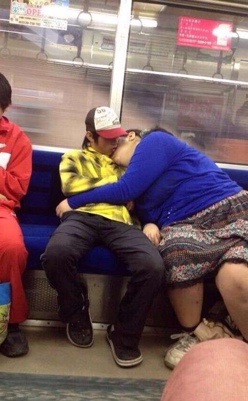 【電車】男性が股を広げて座ってるのが嫌な人〜【閉じろよ】