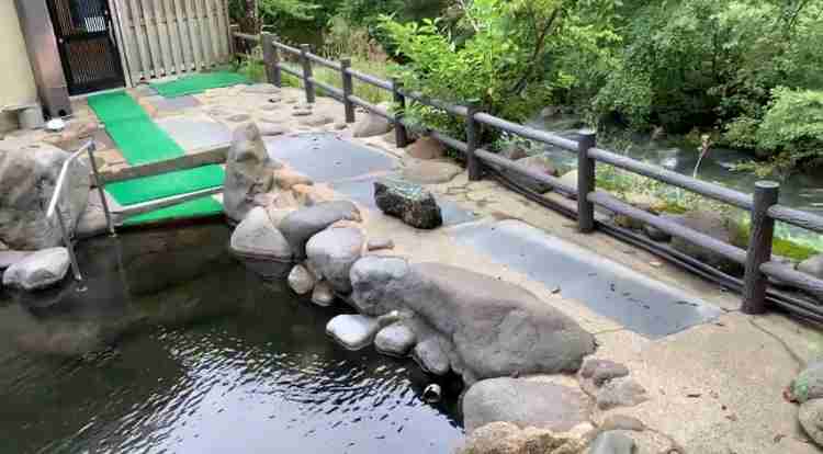 クマ被害か?温泉の清掃従業員行方不明 露天風呂入り口付近に血痕