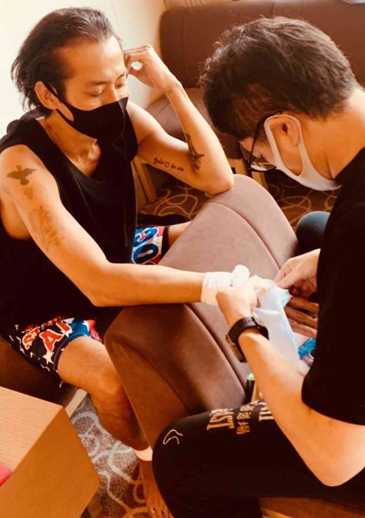 ワンオクTaka　新たなタトゥー“施術中”写真が反響…あいみょんら人気シンガーがタトゥーを公にできるワケ