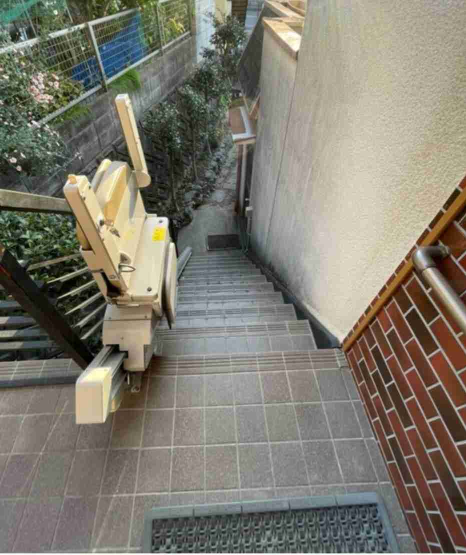 玄関前が階段の家