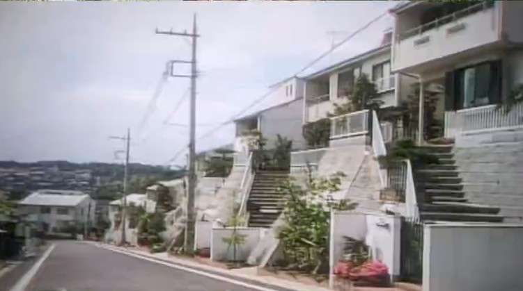 玄関前が階段の家