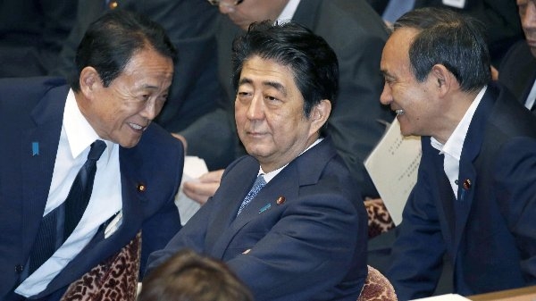 高市早苗“初の女性総理”誕生の背後で、麻生太郎氏より9歳若い「菅義偉氏の衝撃姿」、安倍元首相亡きあと加速する心配