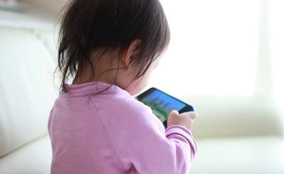 乳幼児のスマホの使いすぎ「心身の発達に大切な時間と体験を奪う」…言語能力発達の遅れや視力への悪影響も