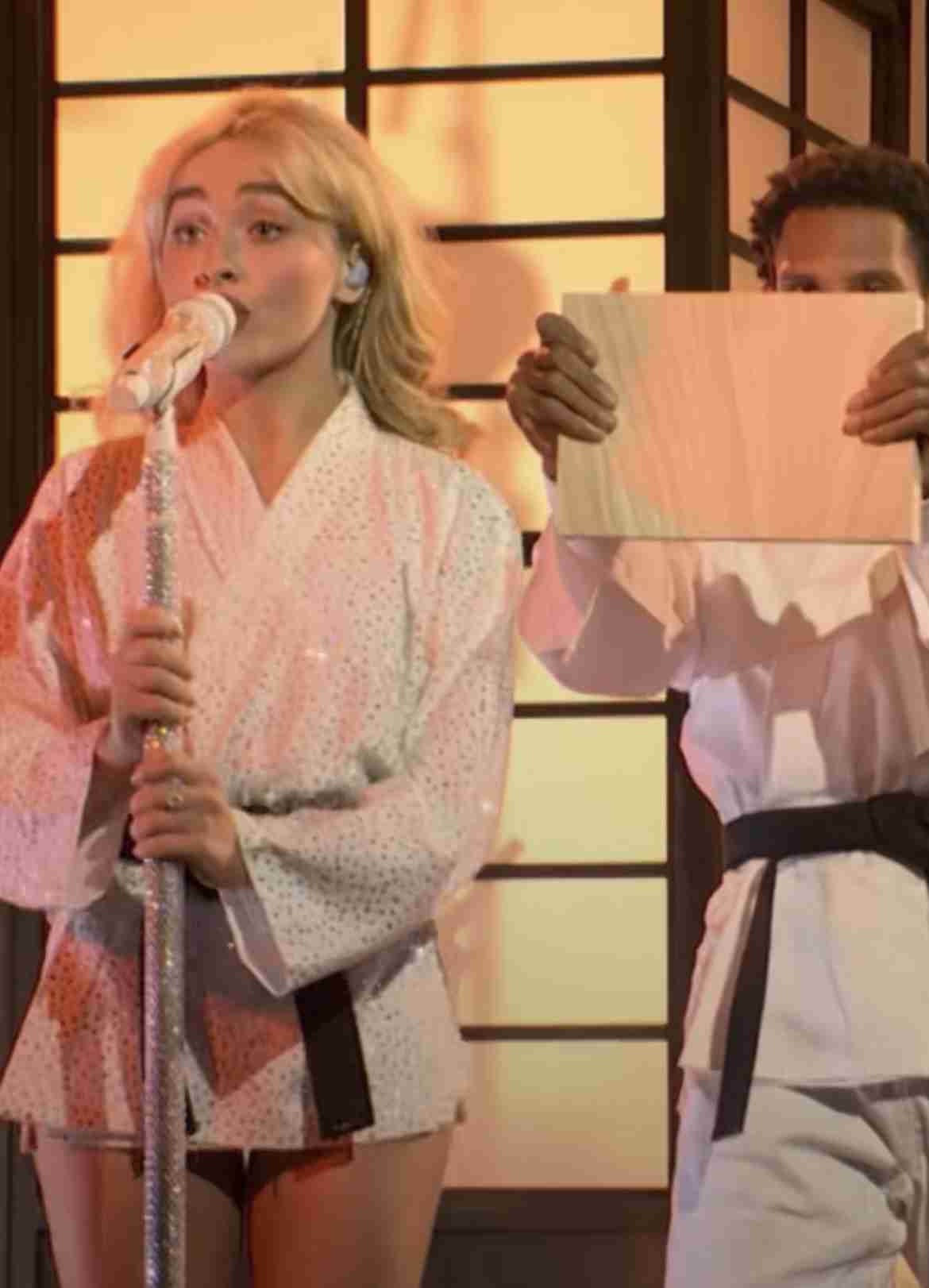 「畳に靴はありえない」リナ・サワヤマ、サブリナ・カーペンターの「和風」セットに苦言