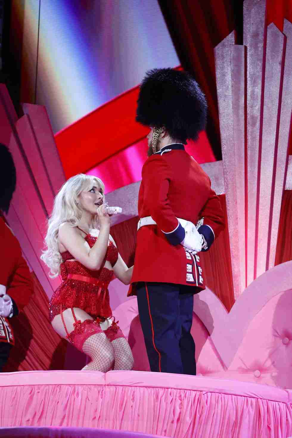 「畳に靴はありえない」リナ・サワヤマ、サブリナ・カーペンターの「和風」セットに苦言