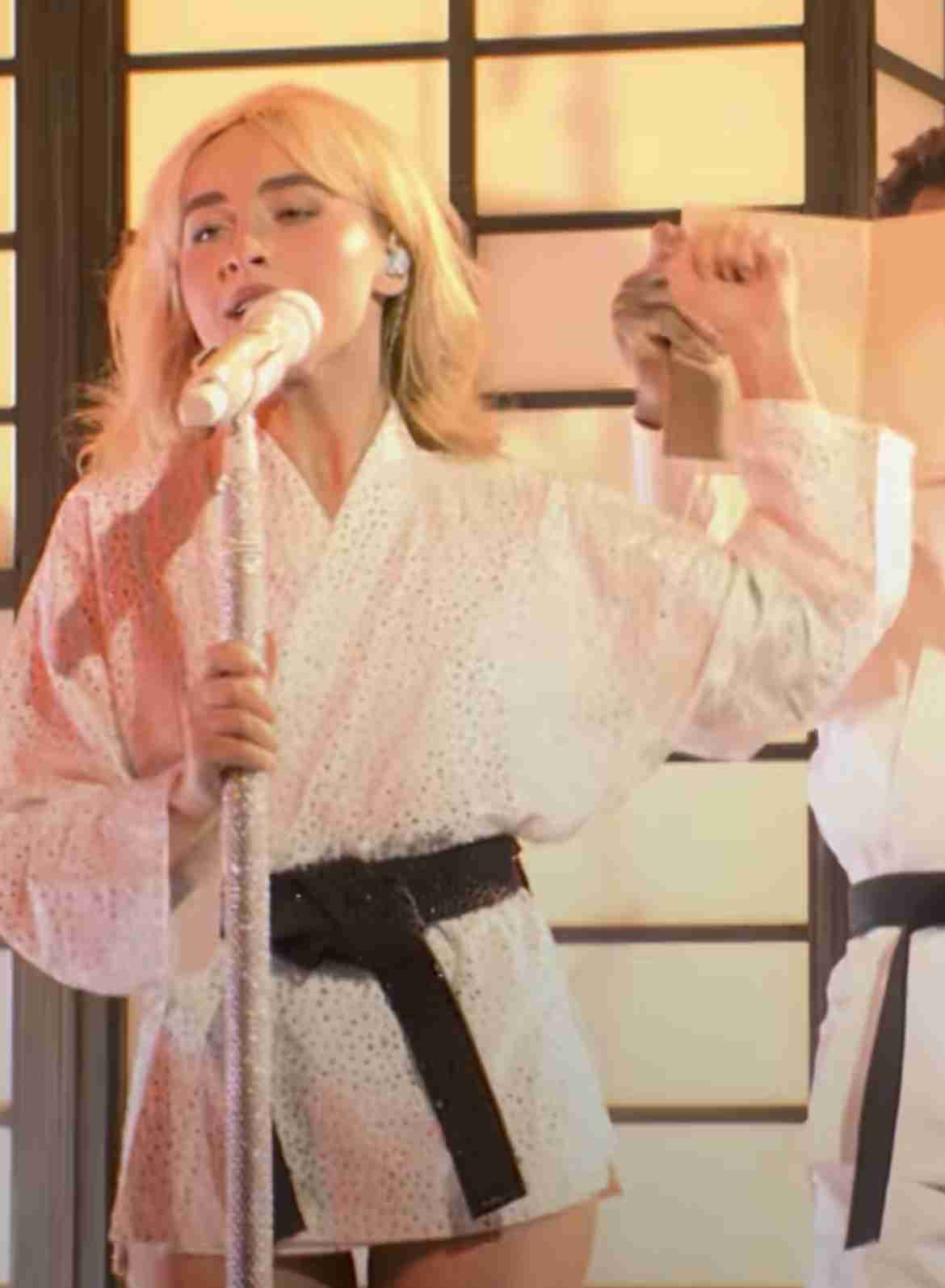 「畳に靴はありえない」リナ・サワヤマ、サブリナ・カーペンターの「和風」セットに苦言