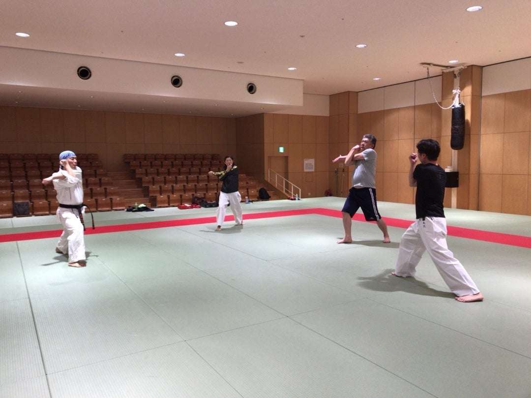 「畳に靴はありえない」リナ・サワヤマ、サブリナ・カーペンターの「和風」セットに苦言