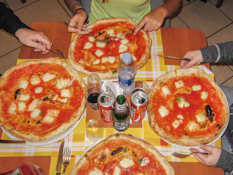 「イタリア人にドン引かれます」 本場・イタリアでは“絶対NG” 日本人“あるある”なピザの食べ方とは