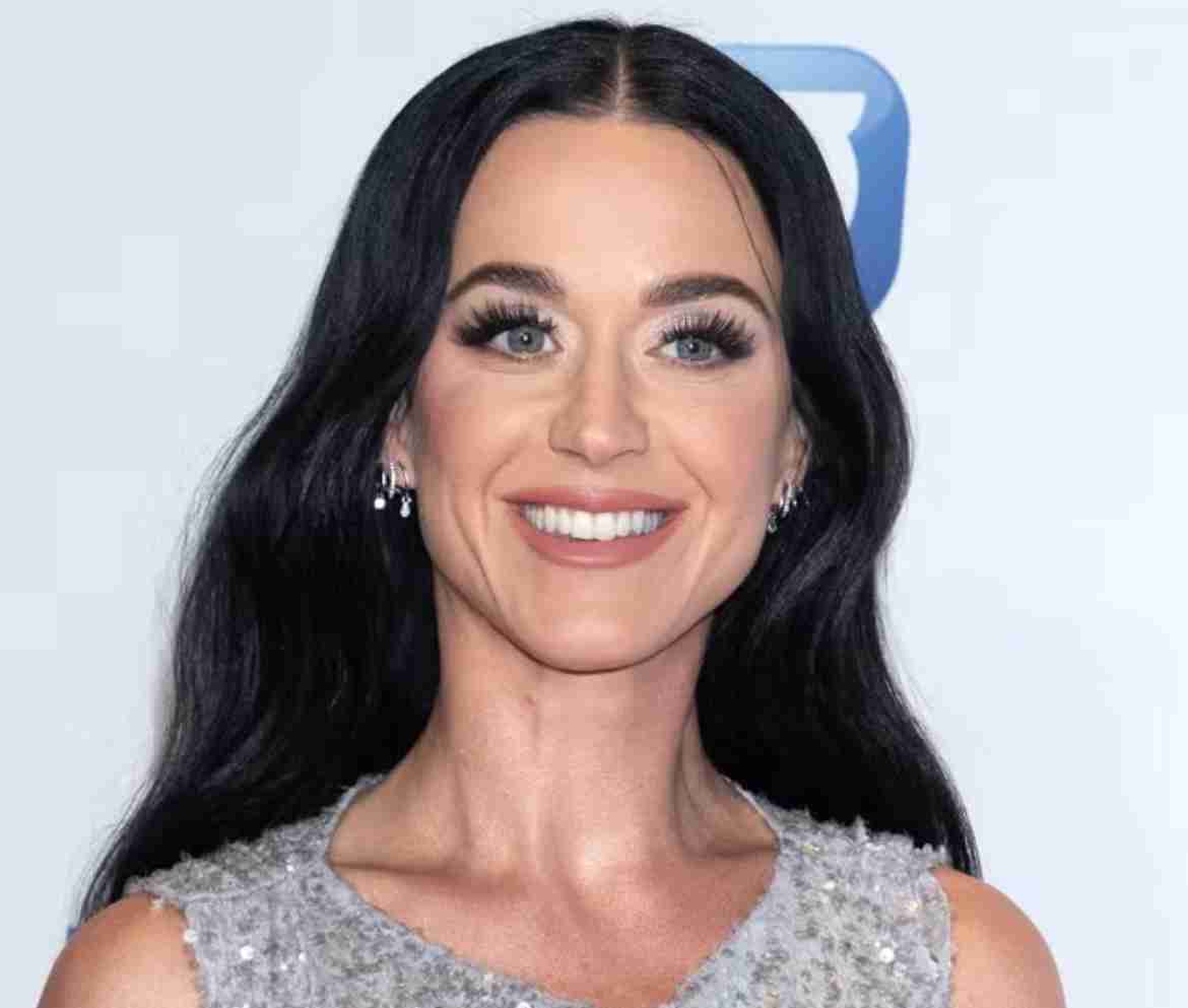 ケイティ・ペリー、トルドー元カナダ首相とのキスシーンが目撃される 水着姿でハグ