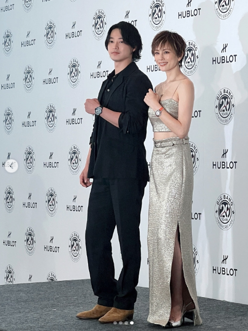 目元は窪み、虚ろな表情で…米倉涼子(50)アルゼンチン人ダンサー恋人との「異変2ショット」衝撃撮《マトリ内偵中に…》