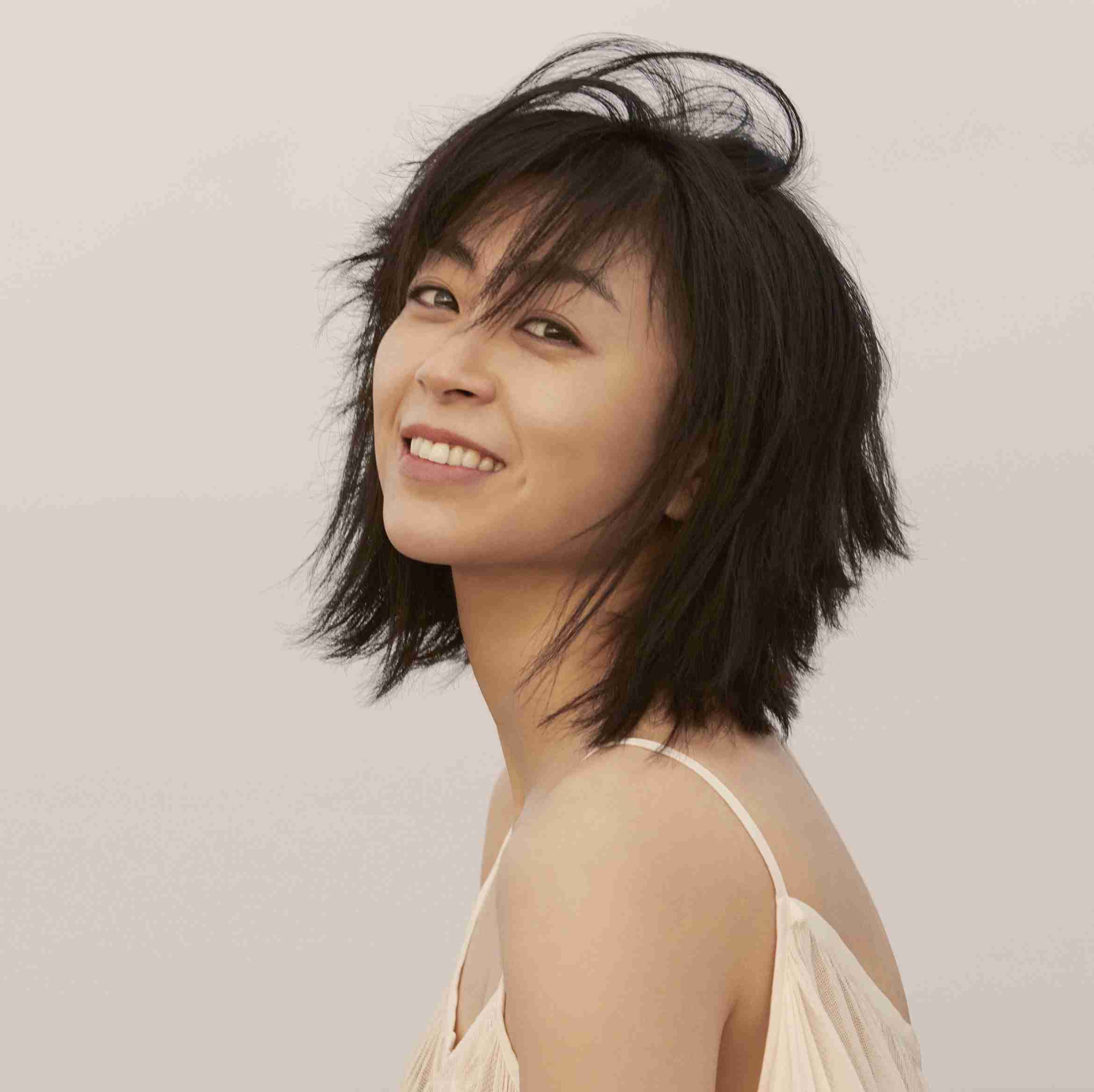 最新の宇多田ヒカルが「お母さんかと」「さらに似てきた」全身ショットに「まじ」「目が覚めた」「なんと」