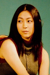 最新の宇多田ヒカルが「お母さんかと」「さらに似てきた」全身ショットに「まじ」「目が覚めた」「なんと」