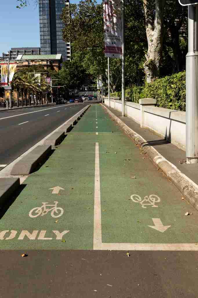 「もはや自転車に乗れなくなる！」　来春の 《反則金》 制度スタートで、ユーザーが最も恐れる “イヤホン使用” と “車道通行”