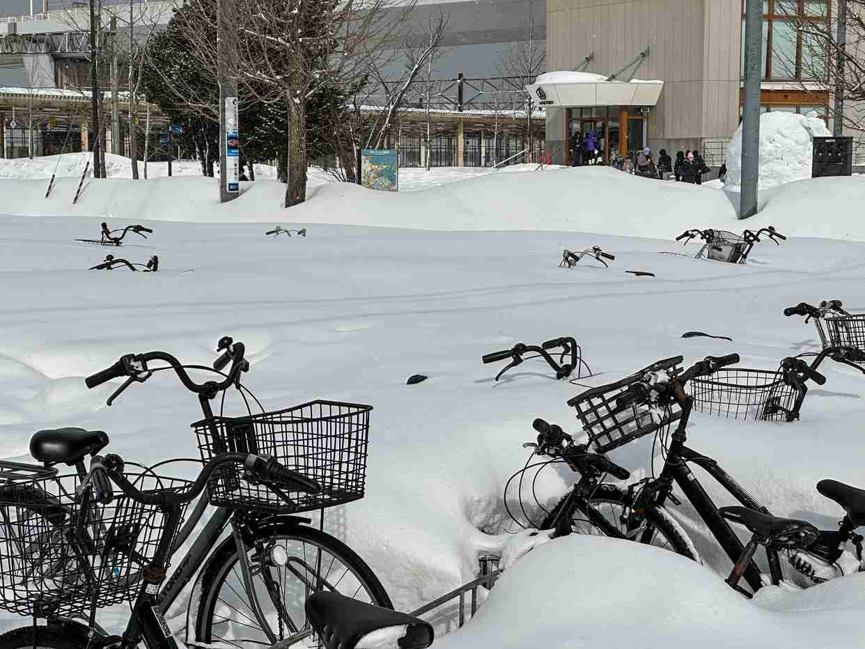 「もはや自転車に乗れなくなる！」　来春の 《反則金》 制度スタートで、ユーザーが最も恐れる “イヤホン使用” と “車道通行”
