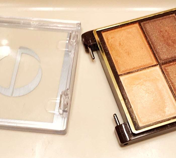 アイシャドウやチークの蓋が割れた