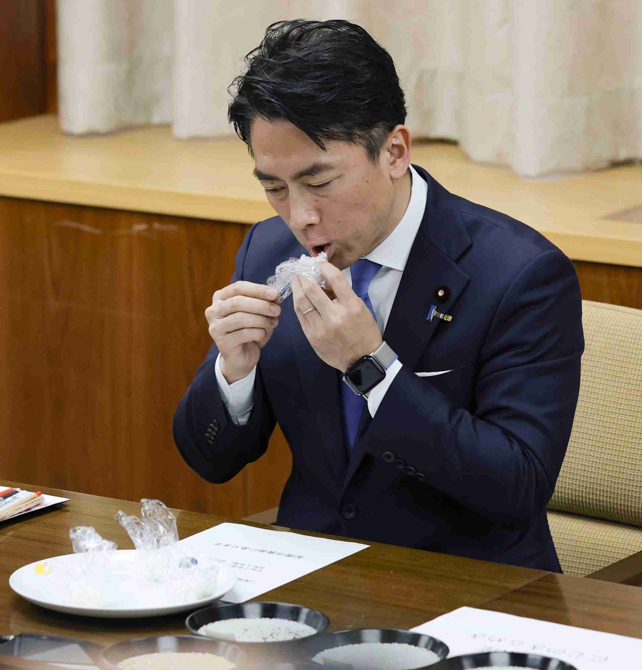 自民党の小泉進次郎、防衛大臣への就任会見での“靖国質問”で「適切に判断したい」を6回連呼して国民呆れる