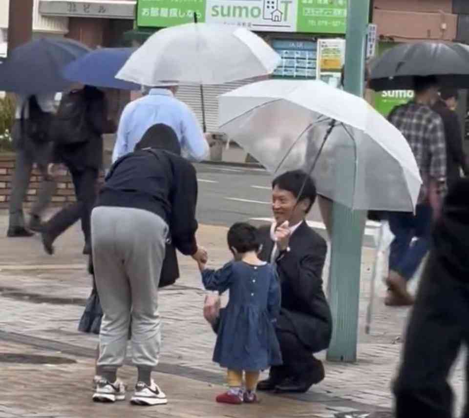 「社会人としてヤバすぎない？」兵庫・斎藤知事　公務中スマホいじりで町長に“生返事”…自撮り疑惑も浮上でネット騒然