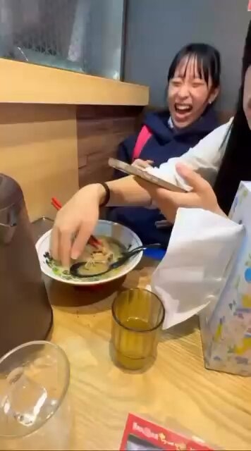 山形県の「くら寿司」でまたも迷惑行為　女子高生は特定され大炎上「歪んだ正義」「厳格に対応して欲しい」ネット紛糾