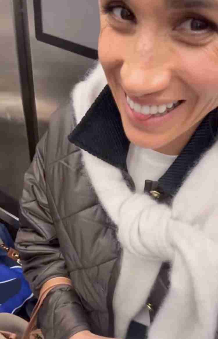 メーガン妃、「公爵夫人」の巨大イニシャル入りバッグで移動 自分をオバマ夫人と比較する