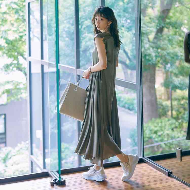 「ハイヒールがアウトレットから消える？」老舗ブランドの“方針転換”にSNS衝撃！！加速する「ヒール離れ」と市場のリアル