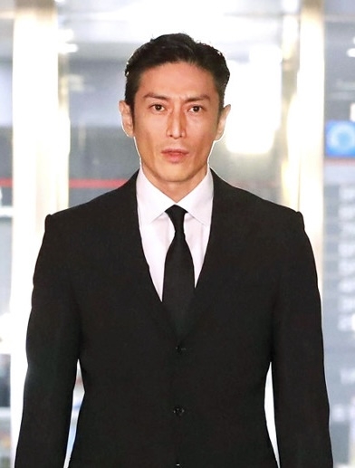 俳優復帰から2年…伊勢谷友介〝雰囲気ガラリ〟最新ショットにファン仰天「渋みが増した」「年々色っぽく」「唯一無二の存在」