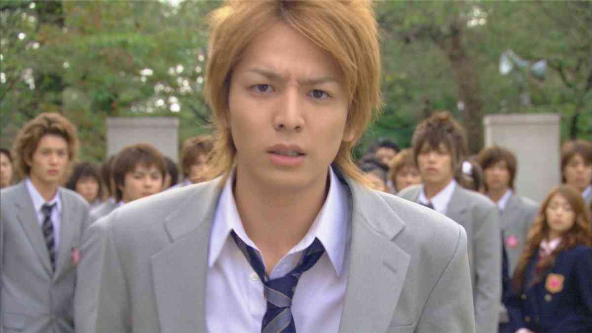 小栗旬、Netflixドラマ共演のハン・ヒョジュとの“距離が近すぎる”と心配の声　見つめ合ったりハートを作ったりイチャイチャ