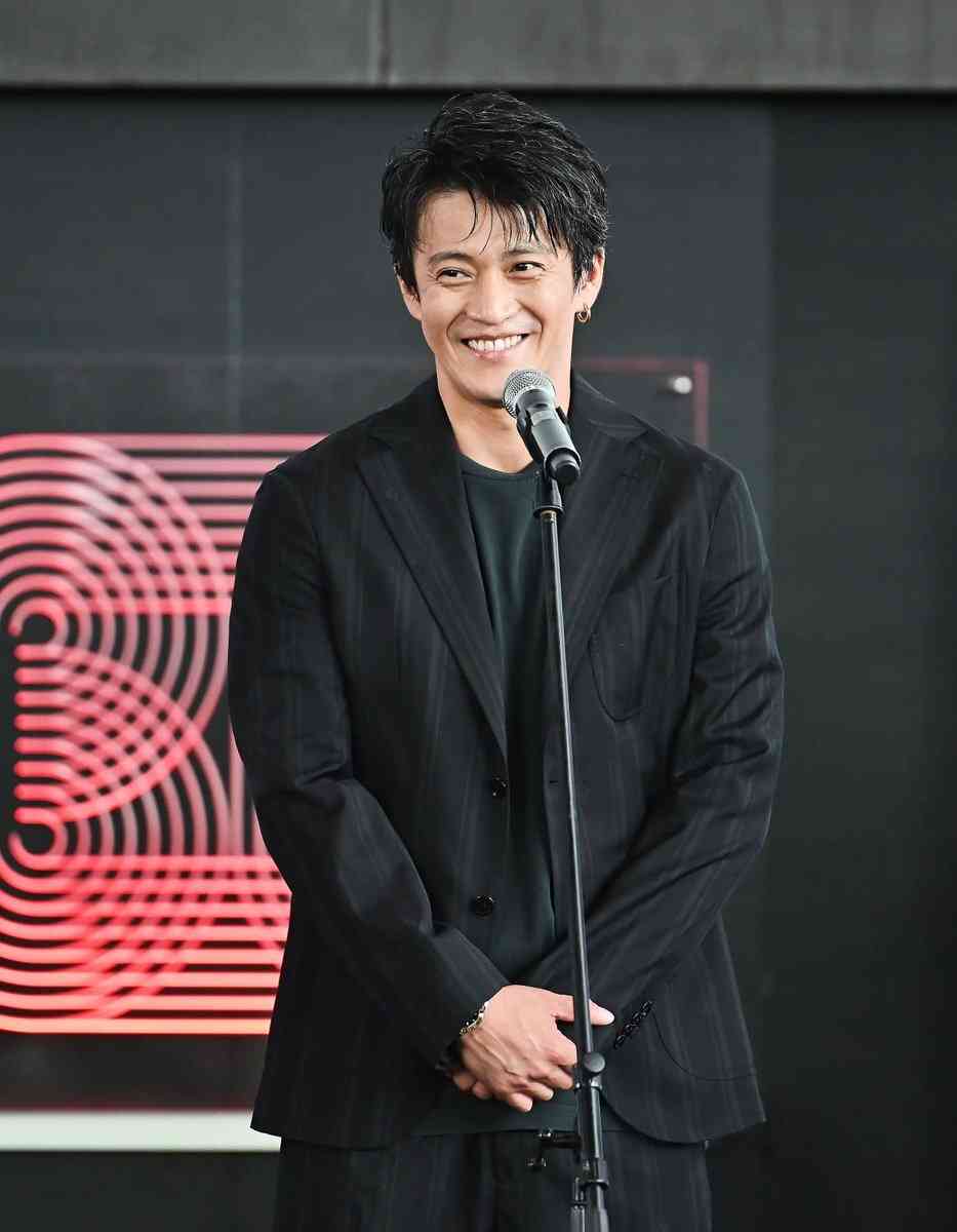 小栗旬、Netflixドラマ共演のハン・ヒョジュとの“距離が近すぎる”と心配の声　見つめ合ったりハートを作ったりイチャイチャ