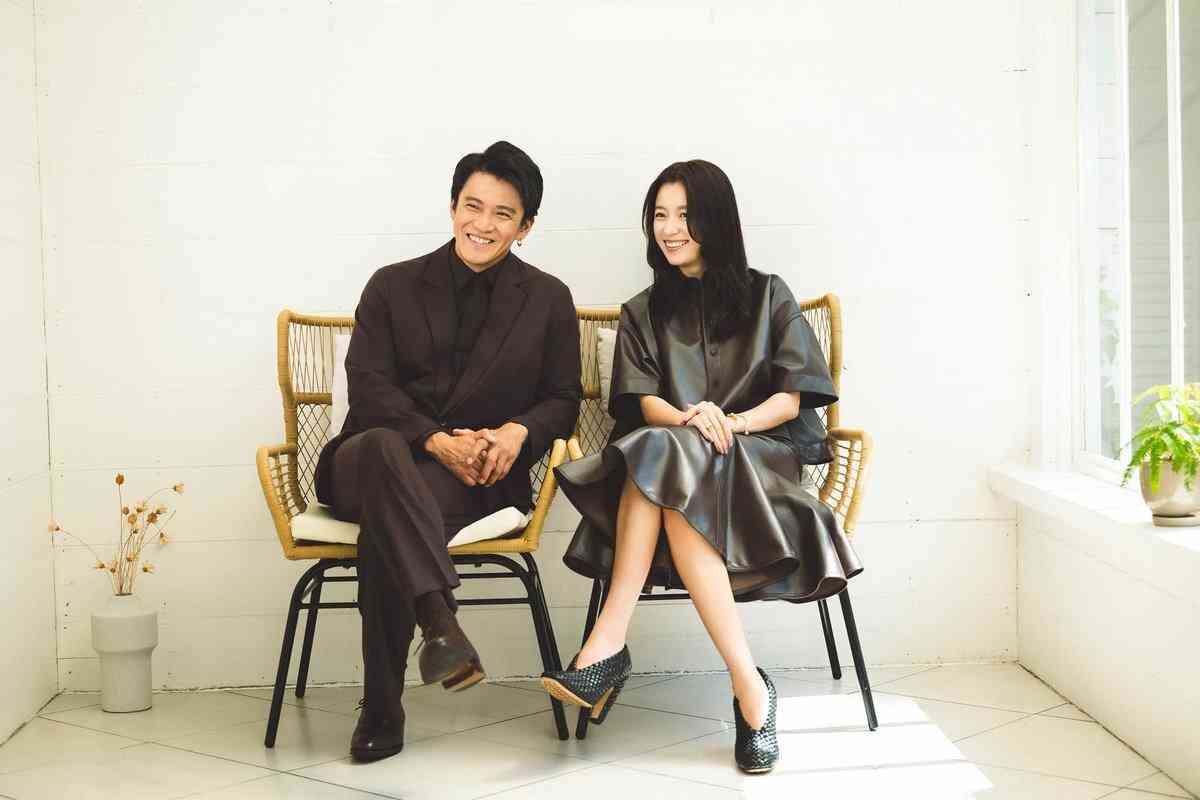 小栗旬、Netflixドラマ共演のハン・ヒョジュとの“距離が近すぎる”と心配の声　見つめ合ったりハートを作ったりイチャイチャ