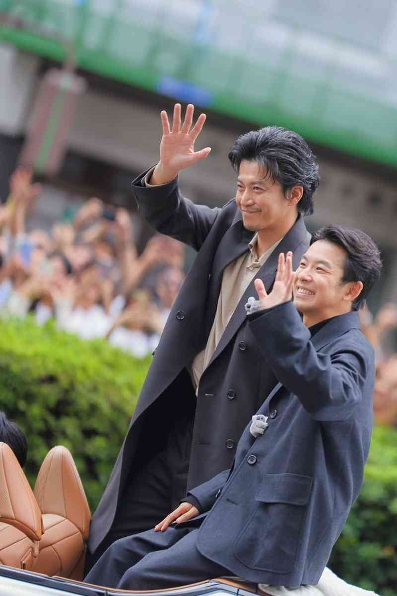 小栗旬、Netflixドラマ共演のハン・ヒョジュとの“距離が近すぎる”と心配の声　見つめ合ったりハートを作ったりイチャイチャ