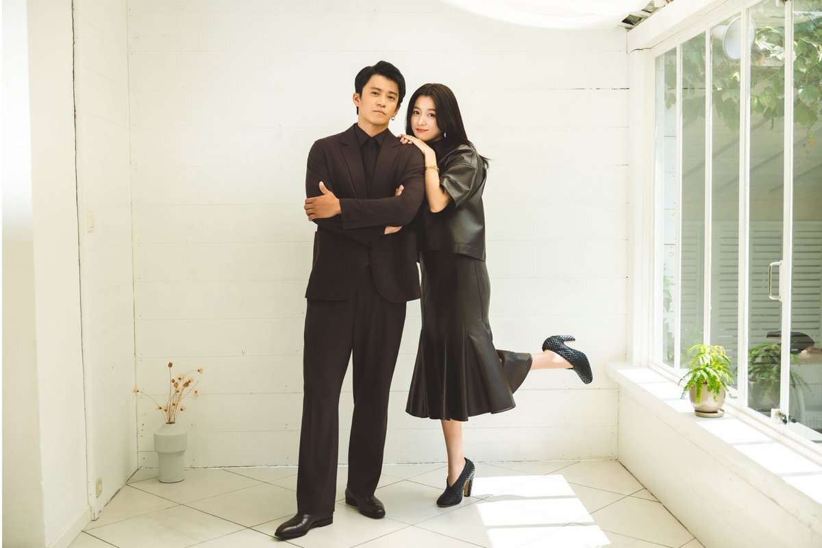 小栗旬、Netflixドラマ共演のハン・ヒョジュとの“距離が近すぎる”と心配の声　見つめ合ったりハートを作ったりイチャイチャ