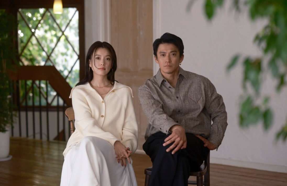 小栗旬、Netflixドラマ共演のハン・ヒョジュとの“距離が近すぎる”と心配の声　見つめ合ったりハートを作ったりイチャイチャ