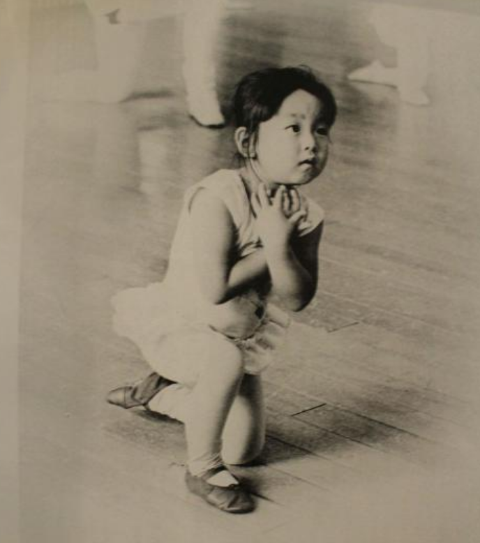 浅田姉妹の「両親が美男美女でびっくり」社交ダンス姿…姉の舞が公開「そっくり」「素敵なママとパパ」