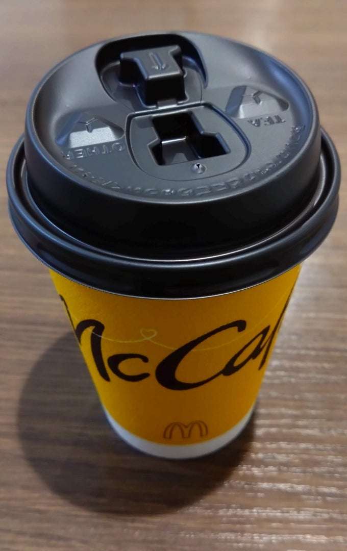 マクドナルド、紙ストローやめます カップのフタに飲み口
