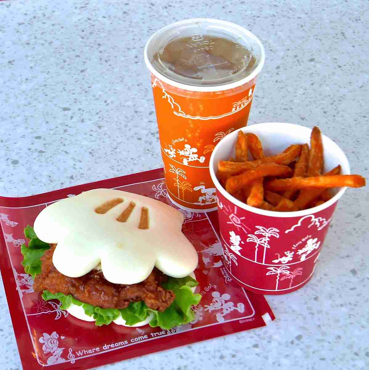 ディズニーに行ったら耳とか手とか買いますか?