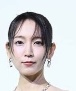 吉岡里帆、総額7900万円の装飾つけて華やかなドレス姿披露　「官能的で魅力ある」フレグランス身にまとい笑顔
