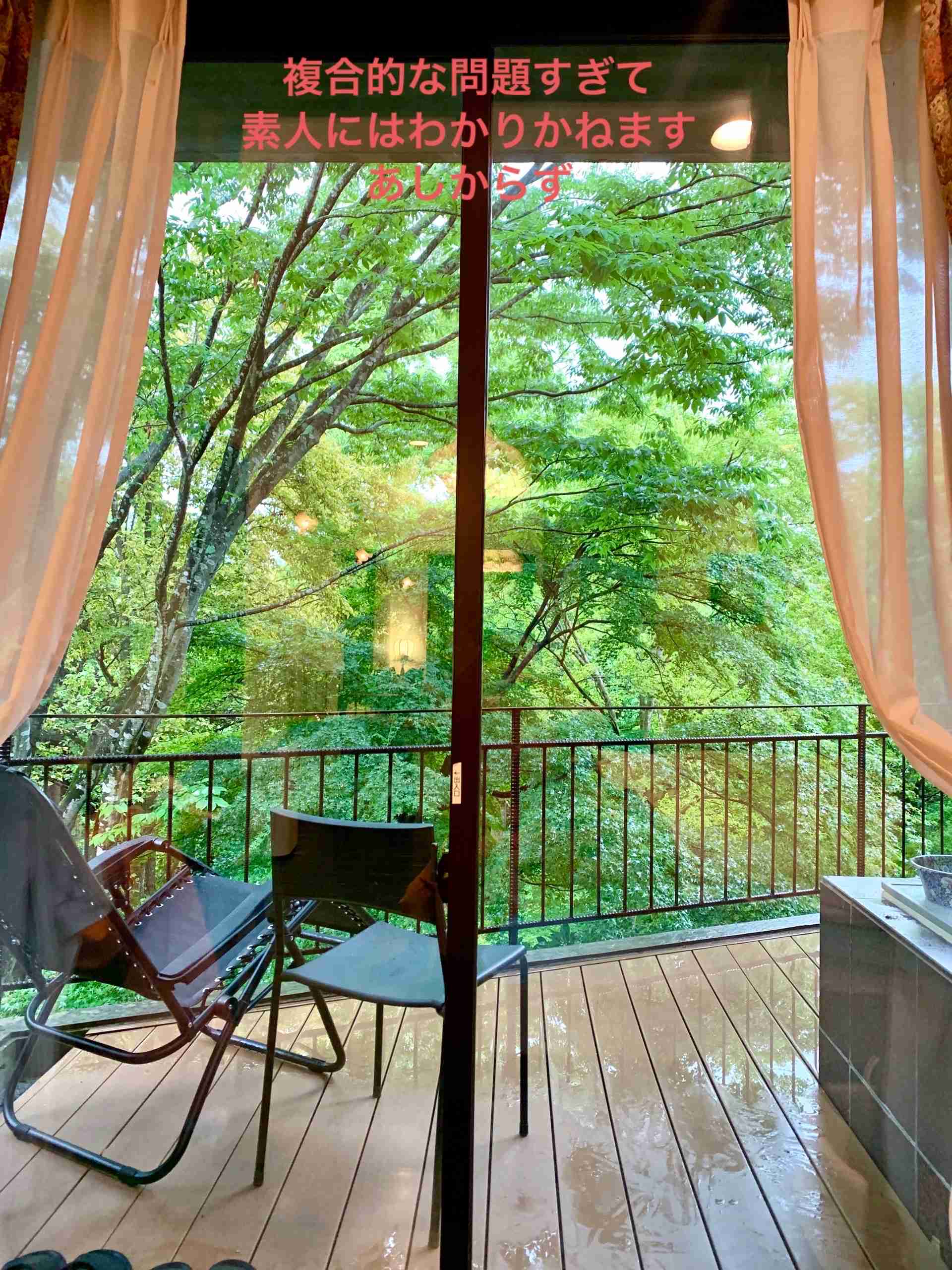 日本という国が少子化になってしまった原因は何だと思いますか？