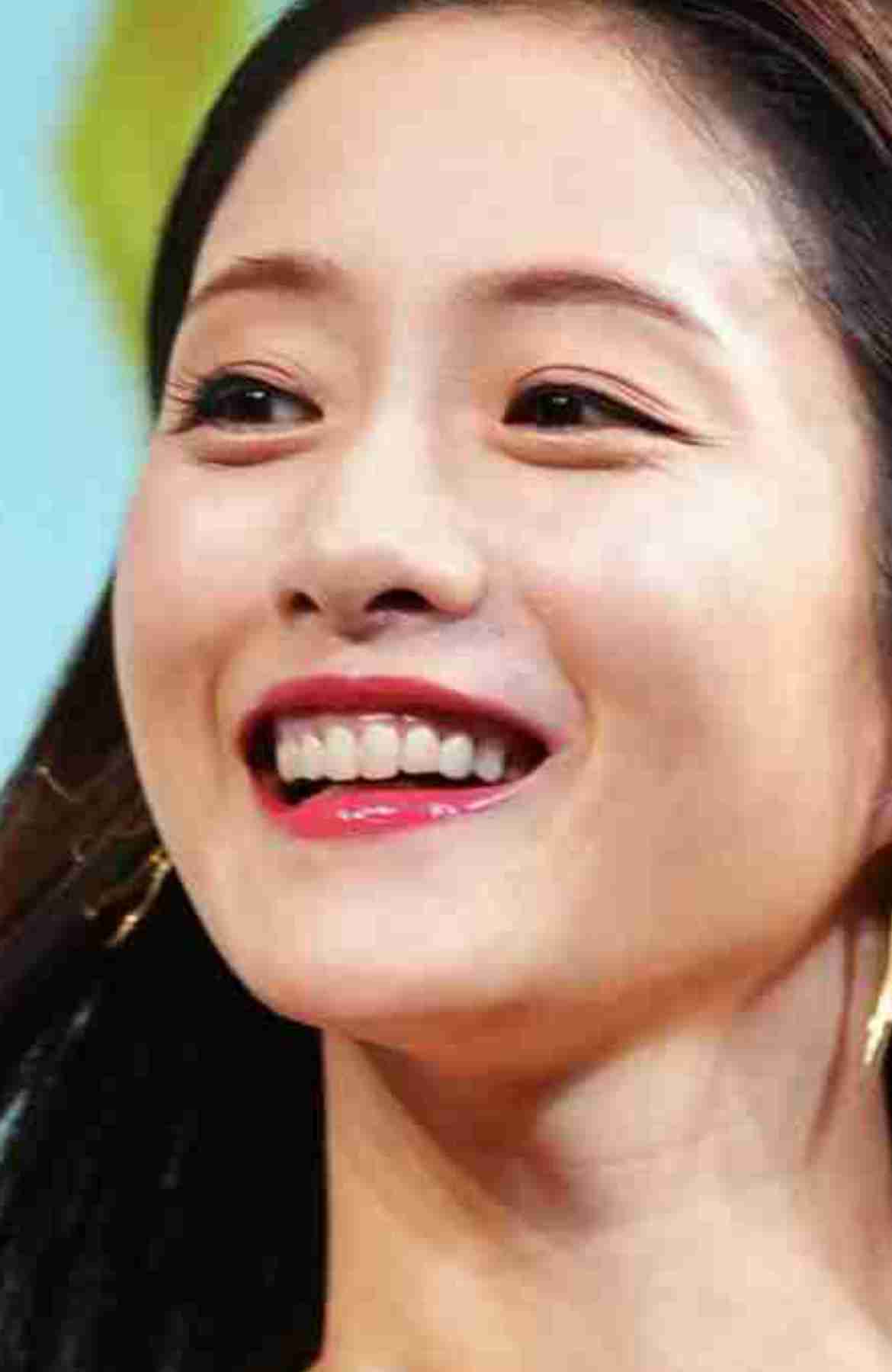 石原さとみ第2子出産後、赤ドレスで初の公の場 「子が夜泣きして…」明かすも笑顔