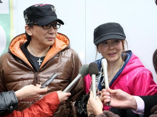 青田典子　夫・玉置浩二に見つめられる“ラブラブ誕生日2S”披露に「キュンとしました」「幸せそう」の声