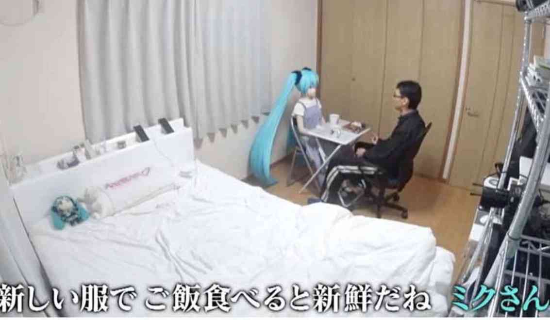 「頭がおかしい」「キモい」SNSの罵声は日常茶飯事、ディズニーに行こうとして炎上したことも…初音ミクと“結婚”した男性(42)が語る『夫婦で外に出る』苦労とは