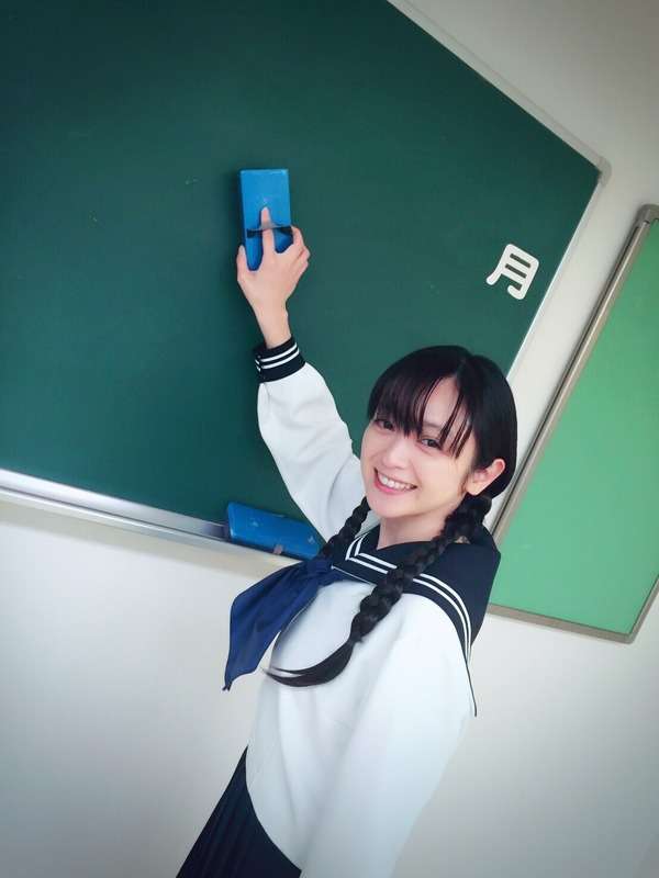 「57歳です」飯島直子、“数十年ぶり”制服姿も完璧な着こなし