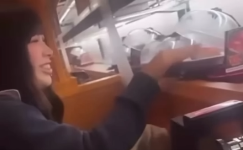 くら寿司で「レーンのすしを素手で」「しょうゆ差しから直飲み」動画拡散…店舗と実行者は特定