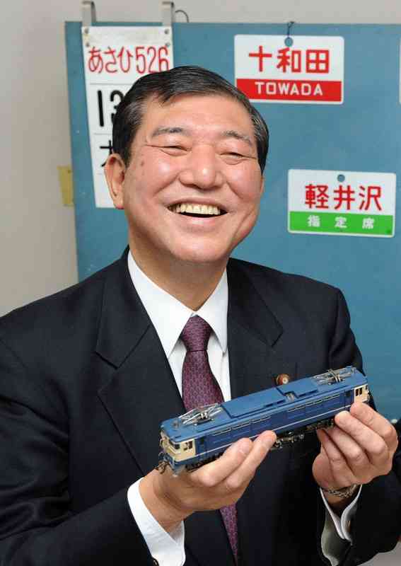 退陣表明から40日、石破茂首相のX投稿が楽しそう　ハートマークに運転姿、満面の笑みも