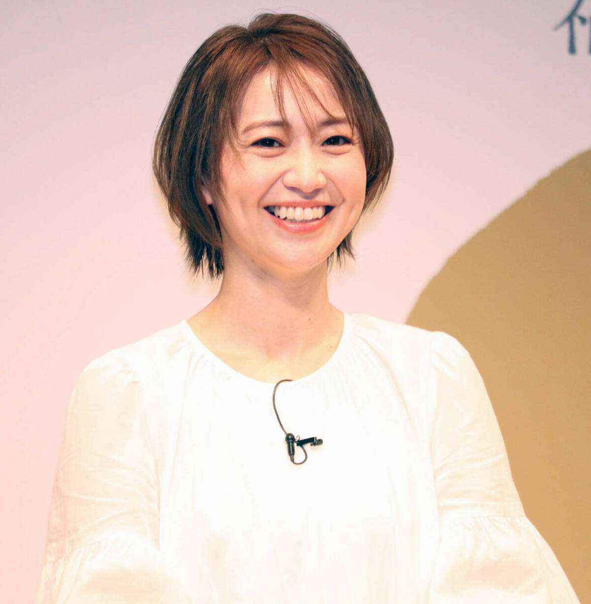 大島優子、第2子出産後初公の場で笑顔 ショートカットにした理由は子どものため「最強の時短」