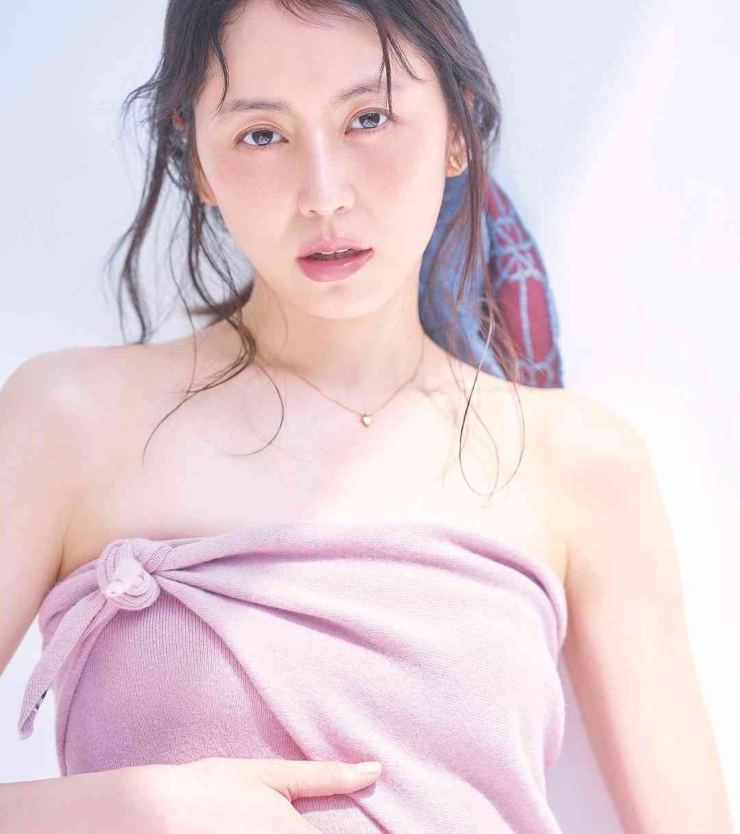 「海苔みたい」の声も…小嶋陽菜、増量の“極太眉毛”で美容誌に登場　過去には上戸彩のタレ太眉も話題に