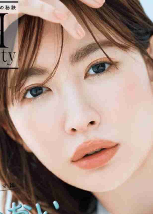 「海苔みたい」の声も…小嶋陽菜、増量の“極太眉毛”で美容誌に登場　過去には上戸彩のタレ太眉も話題に