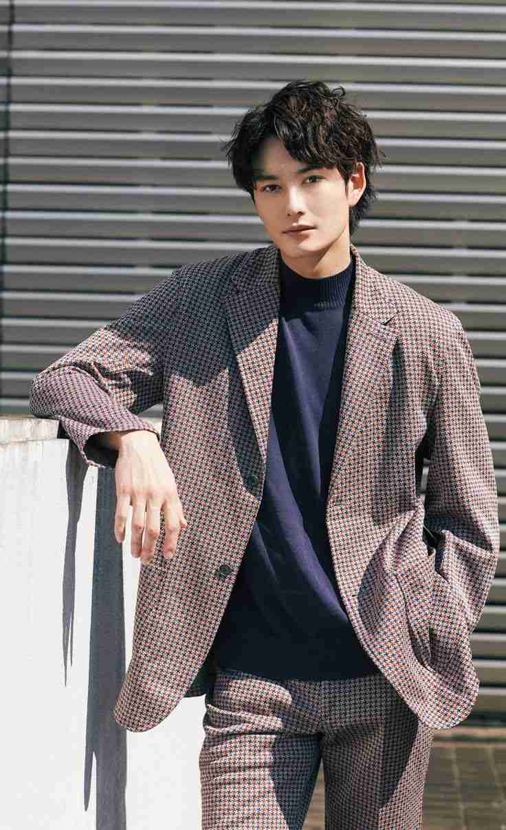 「そんな目でみつめないで」岡田将生、ピアノの隣に佇むデコ出し黒スーツ姿にうっとり「信じられないカッコよさ」