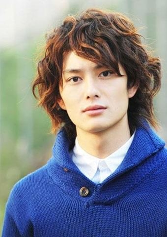 「そんな目でみつめないで」岡田将生、ピアノの隣に佇むデコ出し黒スーツ姿にうっとり「信じられないカッコよさ」
