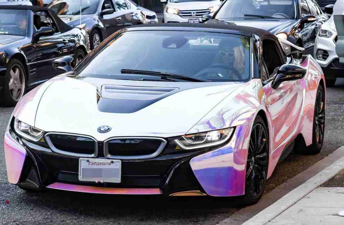 派手な車に乗ってる人