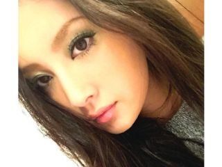 菜々緒、衝撃Ｔフロントふんどし的ビキニ姿公開「ただ一言…凄い」「サービスしすぎ」「脚長ぁ」