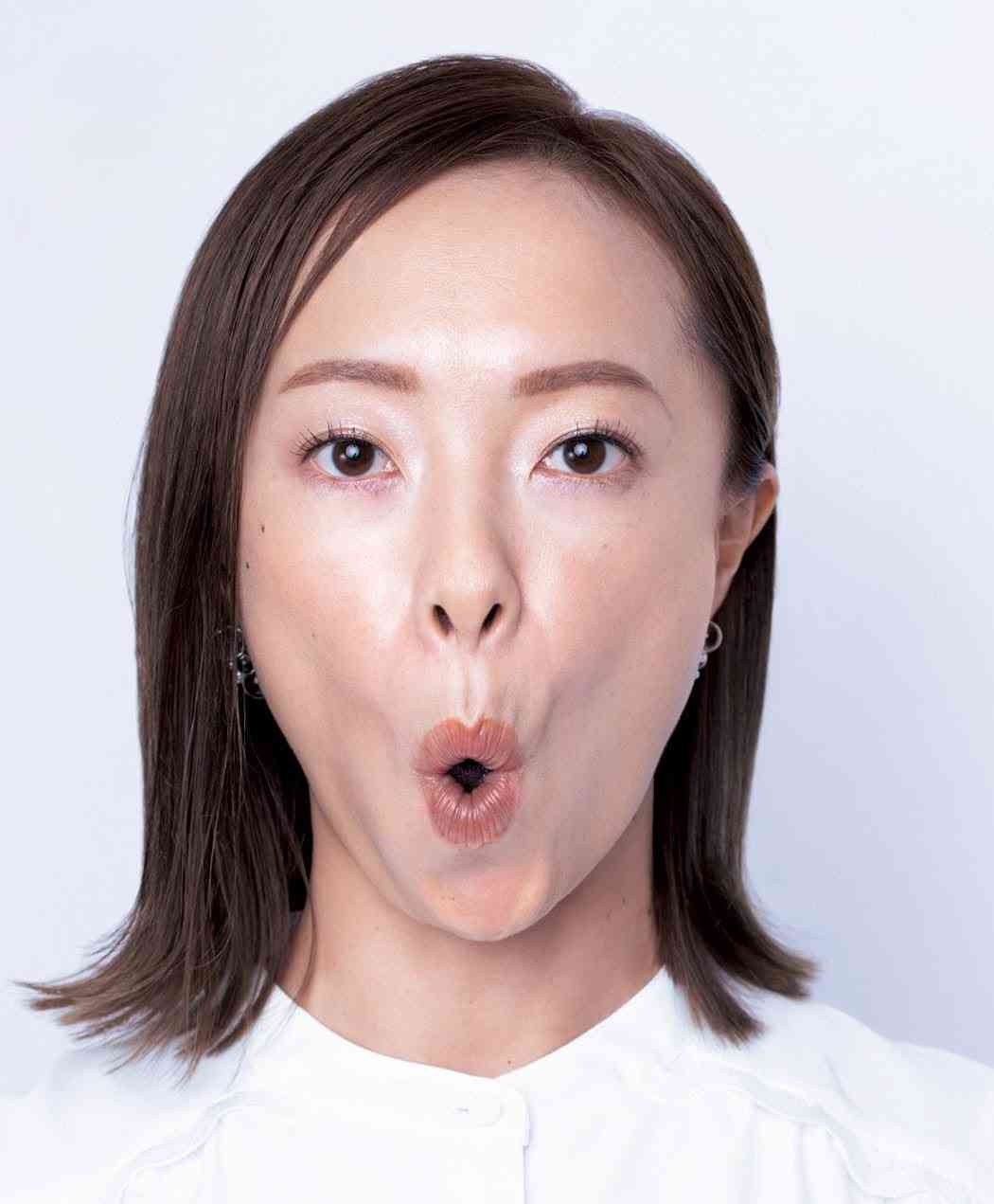 口紅を塗ると顔が伸びる